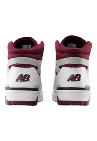 Høje sneakers med et design i hvid læder og maroon tekstil, med grå detaljer og et logo bagpå. Gummisål for godt greb.