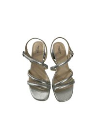 Sandali a strappo argentati con punta quadrata piatta, dotati di cinturini testurizzati e chiusura con fibbia. Parte superiore metallica liscia e soletta imbottita.