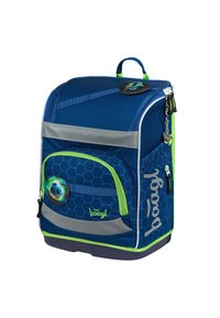 Zaino blu con motivo esagonale, dettagli verdi, spallacci grigi, tasca laterale con zip e manico superiore. Presenta un'emblema circolare sul davanti.