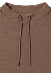 Bruine sweatshirt met een hoge hals, voorzien van een trekkoord met metalen uiteinden. De stof is glad met een lichte rek.