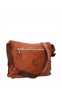 Borsa a tracolla in pelle marrone con tasca frontale con cerniera, tracolla regolabile e finitura testurizzata. Presenta una toppa con logo sul lato.