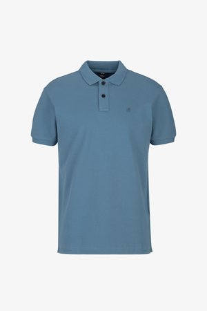 Polo shirt bleu clair en coton, avec un col classique, une patte de boutonnage à trois boutons et un petit logo sur la poitrine gauche.
