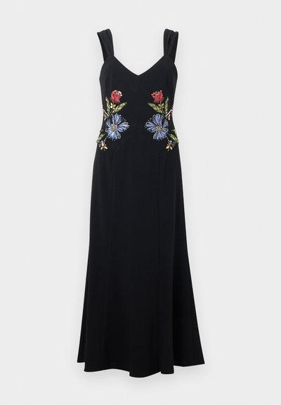 Juoda rankovių neturinti suknelė su V formos iškirpte, pasižyminti spalvinga gėlėta siuvinėjimu juosmens srityje, minkšta medžiaga ir laisvai krentanti sijono dalis.