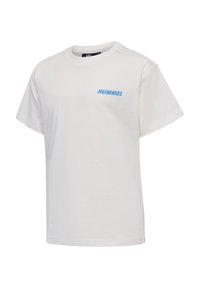 T-shirt blanc à manches courtes avec col rond et logo "HUMMEL" bleu sur la poitrine gauche, présenté sur un fond uni.
