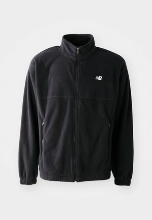 Giacca in pile nera con zip frontale, colletto alto, due tasche laterali e polsini elasticizzati. Logo New Balance in bianco sul lato sinistro superiore.