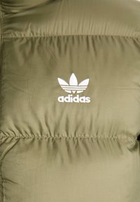 adidas Originals PUFFER - Žieminė striukė - olive strata