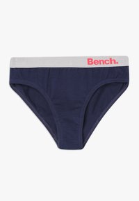 Tengerészkék alsónemű szürke derékpánttal, amelyen rózsaszín "Bench." logo található; puha anyagból készült, rugalmas szalaggal a kényelem érdekében.