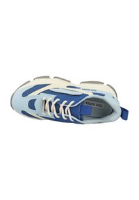 Sneaker atletica blu con tomaia in rete, accenti bianchi a contrasto, punta tonda e suola prominente. Presenta lacci e una linguetta sul tallone.