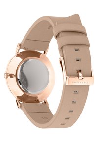 Ronde horloge met een roségouden roestvrijstalen kast, een glad zilveren wijzerplaat en een lichtbeige faux leren strap met meerdere gaten voor aanpassing.