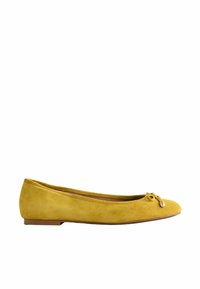 Ballerine en daim jaune moutarde avec un petit nœud et un détail en perles sur l'embout arrondi, avec un petit talon marron.