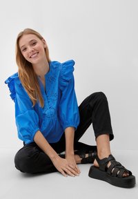 QS MIT LOCHSTICKEREI - Camicetta - royalblau
