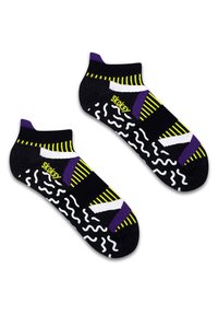 Czarne skarpetki sięgające kostek z fioletowymi i żółtymi paskami, białymi akcentami oraz falistymi białymi wzorami. Zawierają logo po boku.