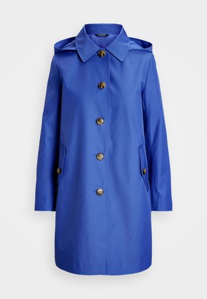 Manteau trench bleu en tissu léger avec une coupe droite, grand col, boutons dorés et poches latérales. Design minimaliste avec des lignes épurées.