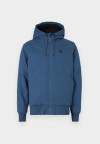 Blauwe ritsjack met capuchon en trekkoorden, geribbelde boorden en onderrand, weergegeven op een plain witte achtergrond.