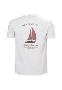 Bílý bavlněný tričko s grafikou plachetnice s červenými plachtami a černými konturami, s textem "Živý od 1877 Helly-Hansen."