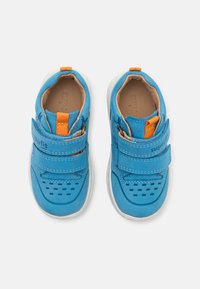 Sneakers blu per bambini realizzati in pelle e rete, con due cinturini in velcro, accenti arancioni e perforazioni per la traspirabilità.