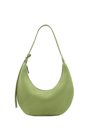 Zielona torebka zamszowa w kształcie półksiężyca z pojedynczym paskiem na ramię i zamkiem błyskawicznym u góry.