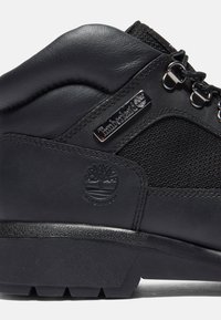 Stivale da hiking Timberland impermeabile nero che mostra il logo laterale, ganci in metallo per i lacci, collo imbottito e suola testurizzata.