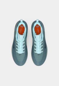 Teniska Nike Air Zoom z tyrkysovej sieťoviny s svetlomodrými šnúrkami, pevnou konštrukciou, oranžovou vnútornou stielkou a čiernymi značkovými akcentmi.