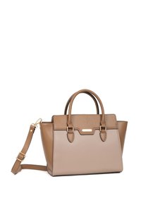 Torbka ze skóry w kolorze tan z wyraźnie zarysowanym fasonem, podwójnymi uchwytami oraz odpinanym paskiem na ramię. Posiada złote elementy wykończeniowe i teksturowaną powierzchnię.