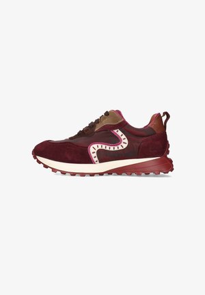 Bordeaux- und braunes Sport Schuhwerk aus Wildleder und Netzmaterial, mit einem weißen Zickzackakzent, runder Zehenform und strukturierten Gummisohle.
