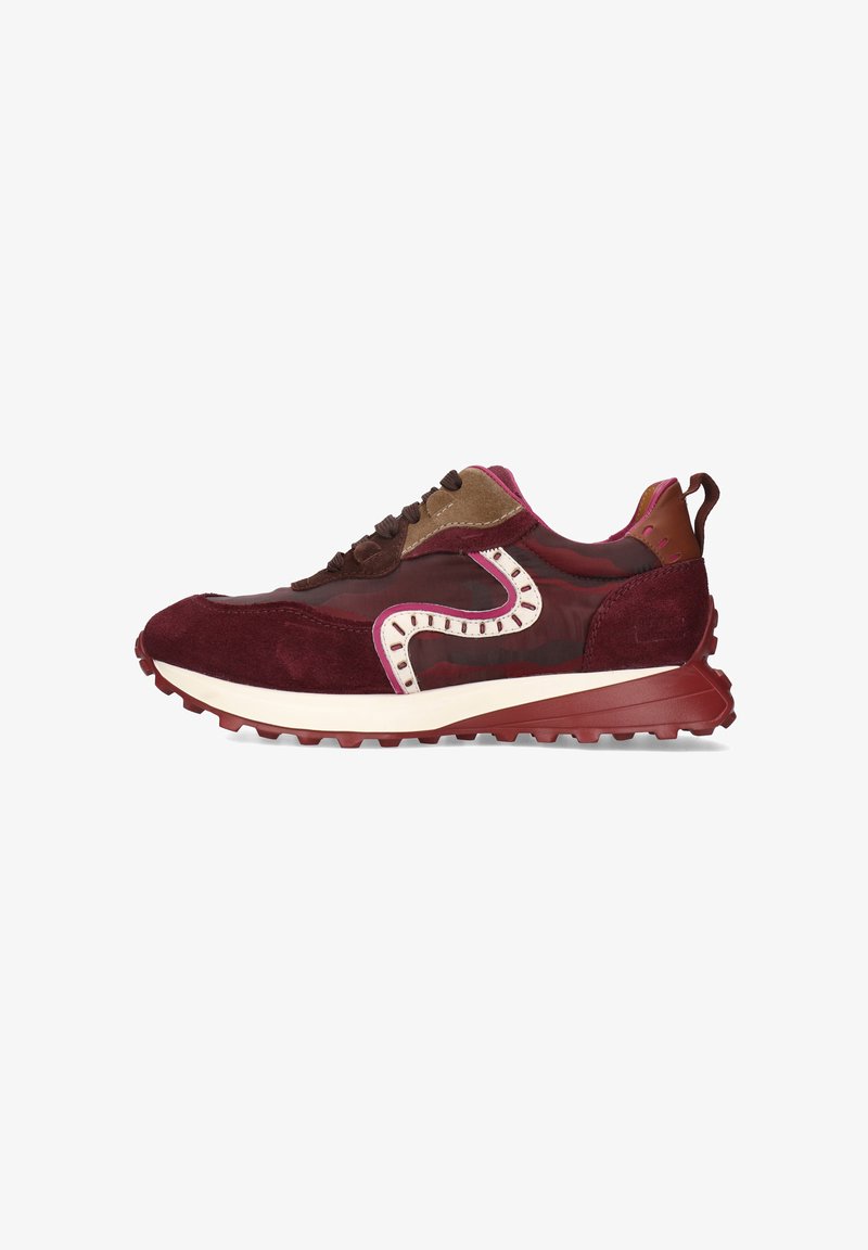 Bordeaux- und braunes Sport Schuhwerk aus Wildleder und Netzmaterial, mit einem weißen Zickzackakzent, runder Zehenform und strukturierten Gummisohle.
