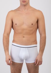 Boxer da uomo bianchi con vita elastica nera. Il tessuto è liscio con un design aderente, che presenta un taglio pulito e un branding minimale.
