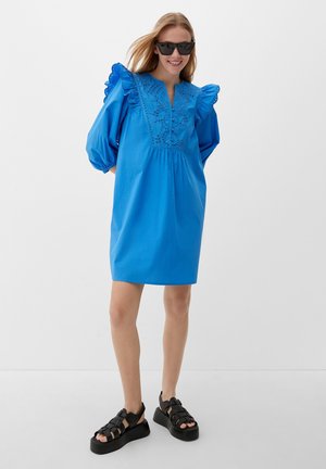 QS MIT LOCHSTICKEREI - Jurk - royalblau