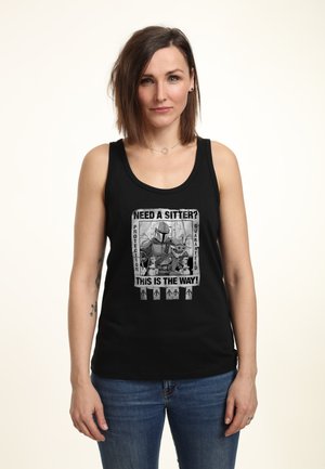 Camiseta sin mangas negra con un diseño gráfico que incluye personajes y el texto "¿Necesitas canguro? Protección garantizada. ¡Así es como se hace!" en tonos grises.