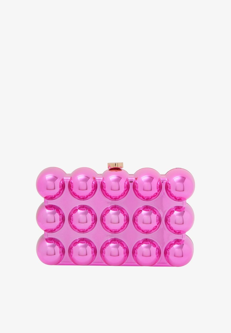 Clutch de acrílico rosa con forma rectangular, que presenta 12 acentos de burbujas redondas y reflectantes en la parte frontal y un cierre de oro.