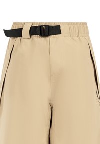 Beige lichte shorts met een elastische tailleband, een verstelbare zwarte riem en zijzakken. Soepele textuur met gestikte details.