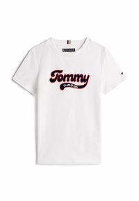 T-shirt bianco in cotone a maniche corte, con un grande logo ricamato "Tommy" rosso e blu marino e il dettaglio "CLASS OF 1985". Accento sottile a righe sul collo.