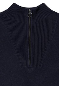 Maglione navy con colletto alto, texture a coste sul collo e chiusura con zip dotata di un tirante circolare. Materiale morbido con finitura liscia.