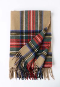 Coperta in lana a quadri con base beige, caratterizzata da strisce rosse, verdi, blu e nere. Rifinita con bordi frangiati di vari colori.