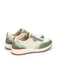 Zapatillas de cuero verdes y crema con acentos dorados, diseño de cordones, detalles texturizados y suela de goma marrón claro.