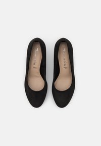 Svarta mocka ballerina med rund tå, slät innerfoder och en subtil logotyp på innersulan, storlek 37. Platt sula för komfort.