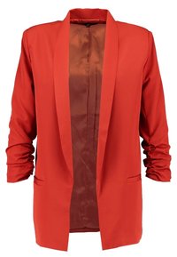 Czerwony żakiet wykonany z gładkiego materiału, z kołnierzem szalowym, otwartym przodem i dwoma przednimi kieszeniami. Długie rękawy, niepodszewkowane wnętrze.