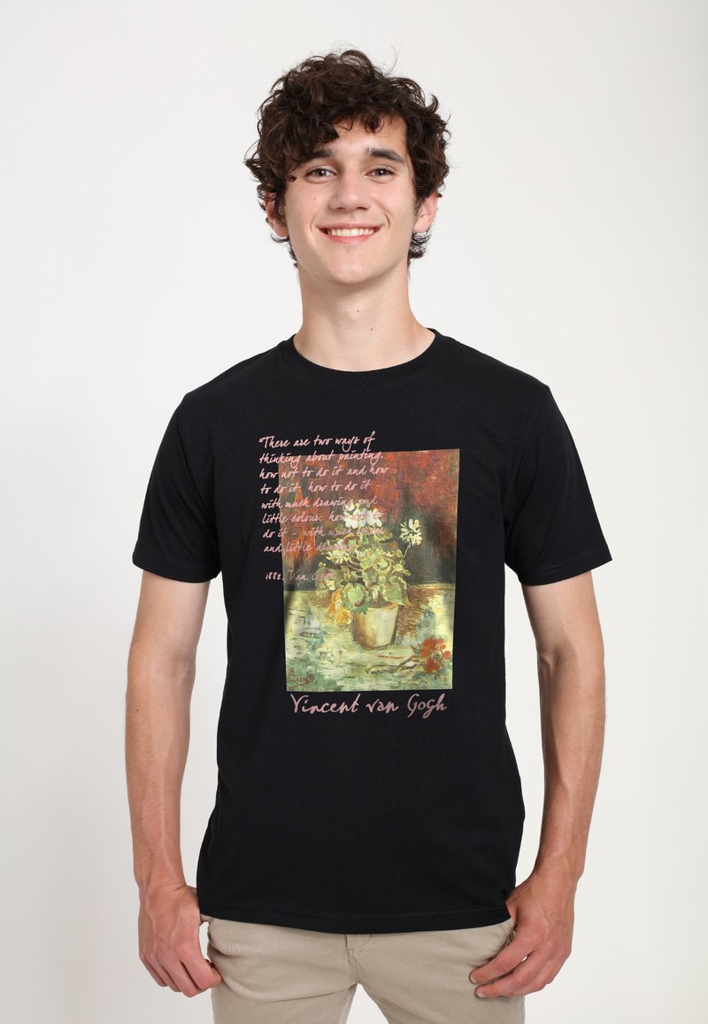 Černé bavlněné tričko s vytištěným uměleckým dílem vázy s květinami, s textem nahoře a dole, zobrazující barvy zelenou, červenou a žlutou.