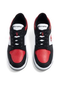 Baskets de sport noires et rouges en cuir et matériaux synthétiques, présentant un logo blanc, des accents contrastants et un design à lacets.
