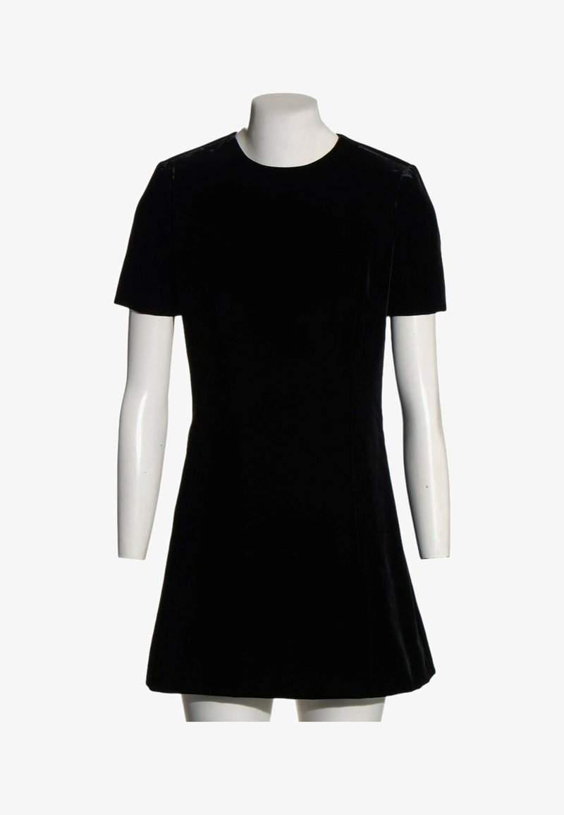 Robe noire en velours à manches courtes avec un col rond, exposée sur un mannequin blanc sans tête sur fond blanc.