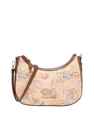 Borsa a tracolla color cuoio con una forma curva, caratterizzata da stampe multicolore di francobolli di viaggio. Dettagli in ecopelle marrone e tracolla regolabile.