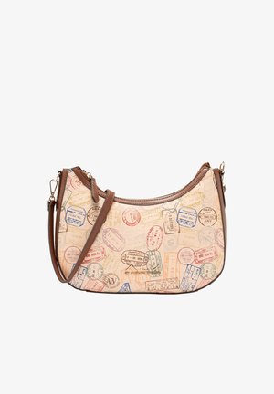 Tanre crossbodytas met een gebogen vorm, voorzien van meerkleurige reisstempelafdrukken. Bruine faux lederen accenten en verstelbare riem.