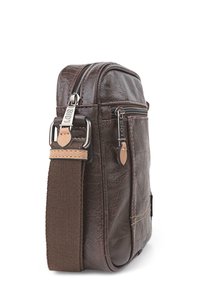 Bolso mensajero de cuero marrón con un compartimento principal con cremallera, costuras en contraste, correa para el hombro ajustable y detalle de logo grabado.