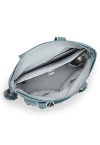 Helltblau, weiche Stoffhandtasche mit einem Reißverschluss oben und Innenfächern. Verfügt über ein glattes Innenfutter und dekorative Pom-Pom-Akzente.