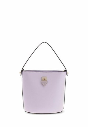 Sac à main en forme de seau lavande avec poignée supérieure noire et petite fermeture à logo triangulaire Guess en métal doré au centre avant.