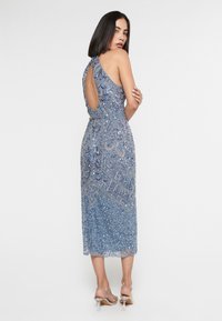 BEAUUT EMBELLISHED SEQUINS MIDI - Koktejlové šaty / šaty na párty - powder blue