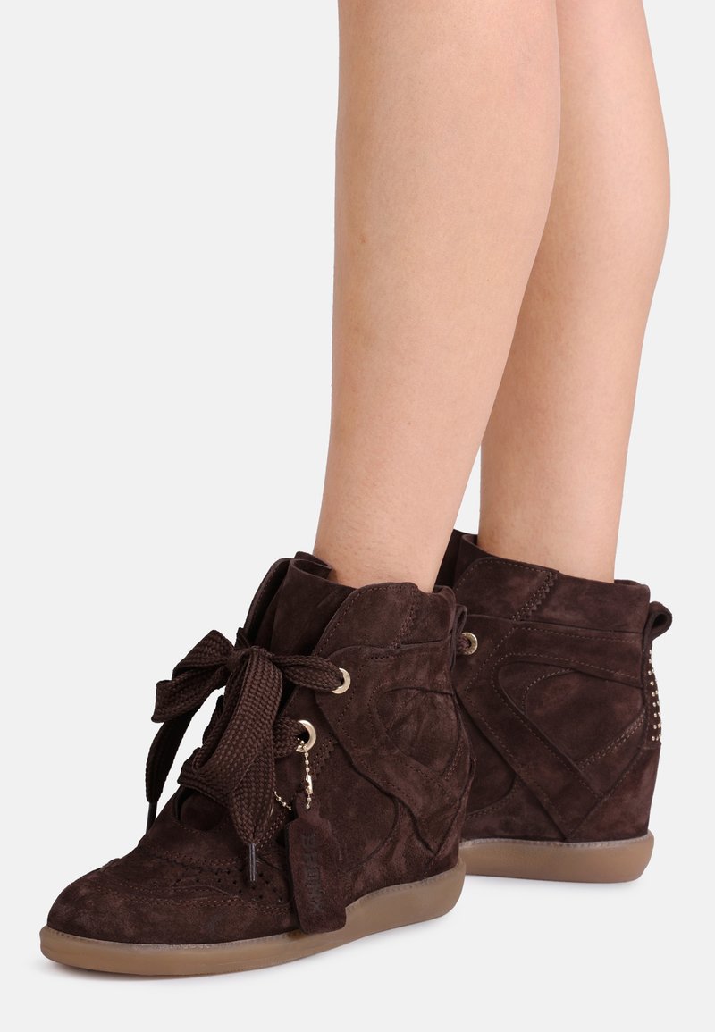 Καφέ μποτάκια αστραγάλου από σουέτ με τακούνι πλατφόρμας, διαθέτουν σχέδιο με κορδόνια, διακοσμητικές ραφές και εξωτερική σόλα από υφή καουτσούκ.