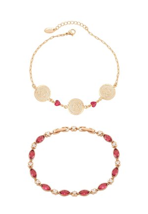 Dwie złote bransoletki; jedna ma trzy okrągłe wygrawerowane monety i dwa małe czerwone kamienie w kształcie serca, druga ma na przemian markizy z czerwonych kamieni i małe białe kamienie.