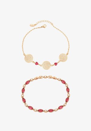 Dwie złote bransoletki; jedna ma trzy okrągłe wygrawerowane monety i dwa małe czerwone kamienie w kształcie serca, druga ma na przemian markizy z czerwonych kamieni i małe białe kamienie.