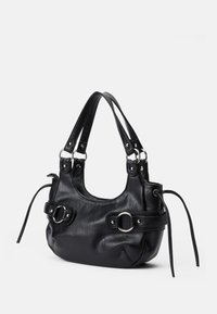 Melnas ādas rokassomu ar noapaļotu formu, dubultām rokturiem un sudraba furnitūru. Satur dekoratīvas siksnas un gredzenus papildu detaļām.